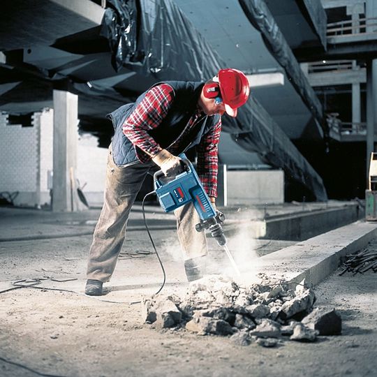 Молоток відбійний Bosch GSH 11E. 1500Вт, 16.8 Дж, 900 – 1.890 уд/хв, 10.1 кг, SDS max