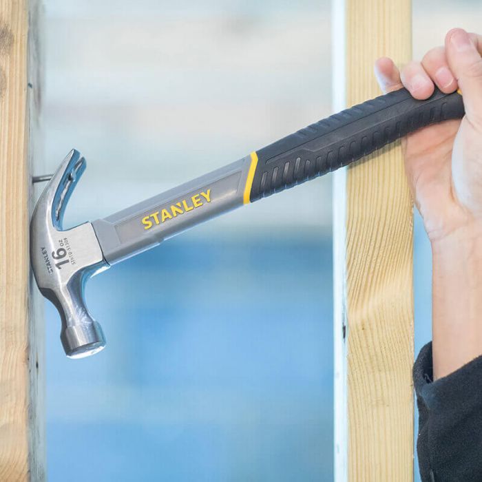 Молоток столярний Stanley "Fiberglass", 450г, рукоятка зі скловолокна прогумована, цвяходер