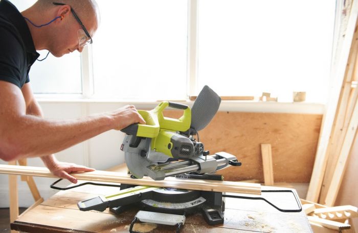 Ryobi Пила торцювальна Ryobi EMS216L з протяжкою, 1500Вт, 216мм, лазер, 13кг