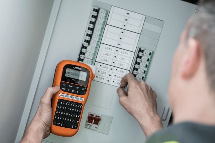 Принтер для друку наклейок Brother PT-E110VP в кейсі з додатковими витратними матеріалами