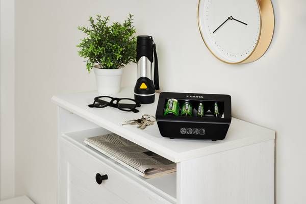 Зарядний пристрій Varta LCD universal Charger Plus