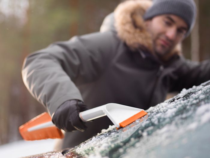 Fiskars Щітка зі скребком  SnowXpert, 67 см, 221г