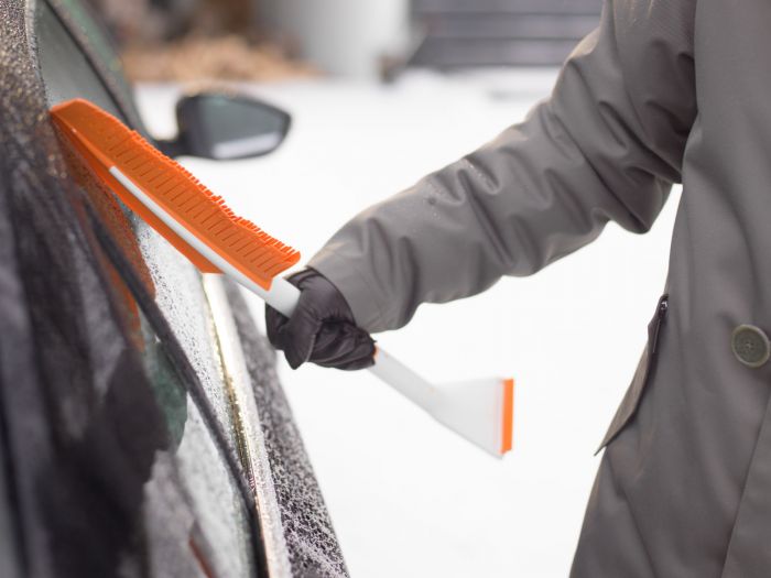 Fiskars Щітка зі скребком  SnowXpert, 67 см, 221г