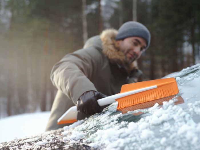 Fiskars Щітка зі скребком  SnowXpert, 67 см, 221г