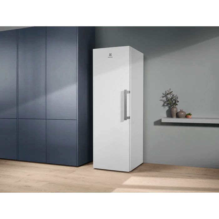 Морозильна камера Electrolux RUT5NF28W1, Висота - 186см,  280л, A++, NF, Електр. Керування, Дисплей, Білий