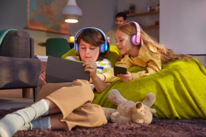 Навушники Philips Kids TAK4206 On-ear Colored light panels Wireless Mic Рожевий