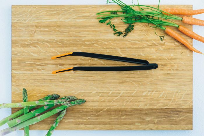 Щипці кухонні Fiskars Form з силіконом