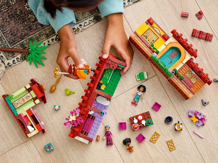 Конструктор LEGO Disney Будинок Мадригал 43202