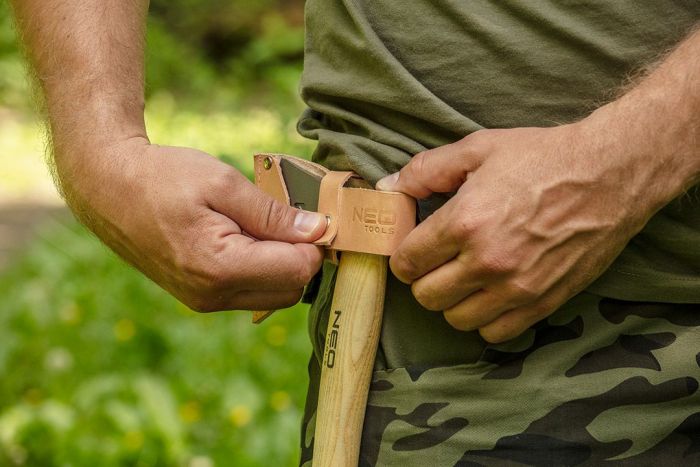 Сокира туристична NEO "Bushcraft", обух 400 г, рукоятка з ясеню, шкіряний чохол