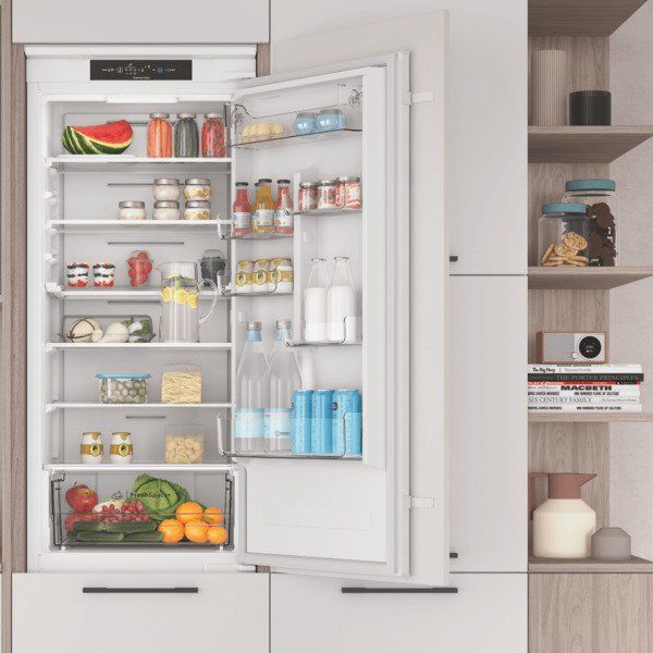 Вбуд. холодильник з мороз. камерою Indesit INC20T321EU, 193.5х54х54см, 2 дв., Х- 212л, М- 68л, A+, NF, Білий