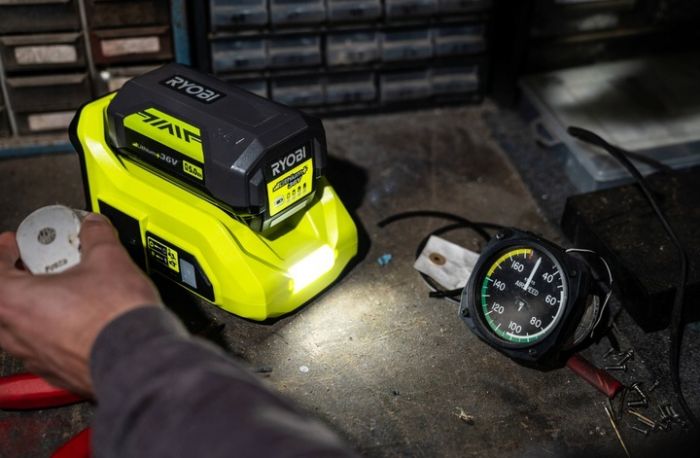 Інвертор напруги акумуляторний RYOBI RY36BI300A-0, MAX POWER 36В, 220В, 300Вт/500Вт пікова, (без АКБ та ЗУ)