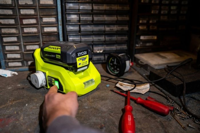 Інвертор напруги акумуляторний RYOBI RY36BI300A-0, MAX POWER 36В, 220В, 300Вт/500Вт пікова, (без АКБ та ЗУ)