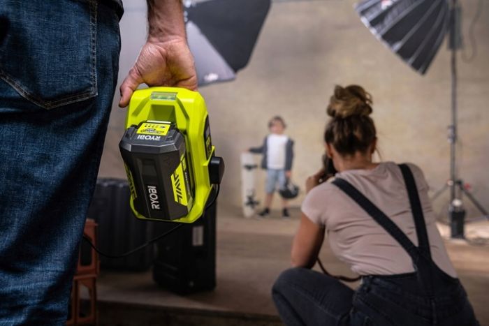 Інвертор напруги акумуляторний RYOBI RY36BI300A-0, MAX POWER 36В, 220В, 300Вт/500Вт пікова, (без АКБ та ЗУ)