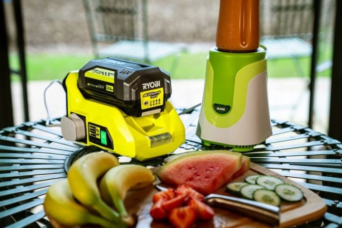 Інвертор напруги акумуляторний RYOBI RY36BI300A-0, MAX POWER 36В, 220В, 300Вт/500Вт пікова, (без АКБ та ЗУ)