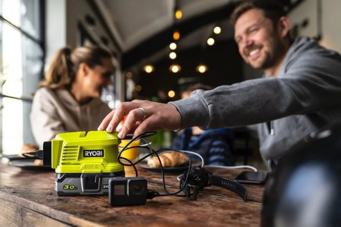 Інвертор напруги акумуляторний RYOBI ONE+ RY18BI150A-0, 220 Вольт, 150Вт/300Вт пікова, (без АКБ та ЗУ)