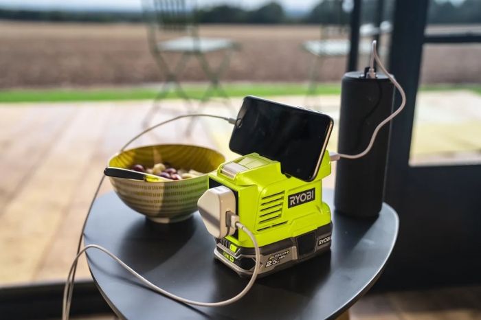 Інвертор напруги акумуляторний RYOBI ONE+ RY18BI150A-0, 220 Вольт, 150Вт/300Вт пікова, (без АКБ та ЗУ)