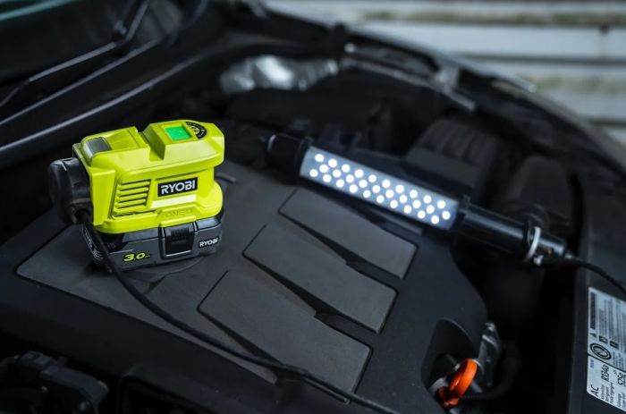Інвертор напруги акумуляторний RYOBI ONE+ RY18BI150A-0, 220 Вольт, 150Вт/300Вт пікова, (без АКБ та ЗУ)