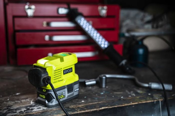 Інвертор напруги акумуляторний RYOBI ONE+ RY18BI150A-0, 220 Вольт, 150Вт/300Вт пікова, (без АКБ та ЗУ)