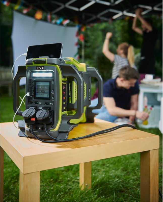 Інвертор напруги акумуляторний RYOBI RY36BI1800A-250, MAX POWER 36В, АКБ 2 х 5.0Ач, 1800Вт (3000 Вт пікова)