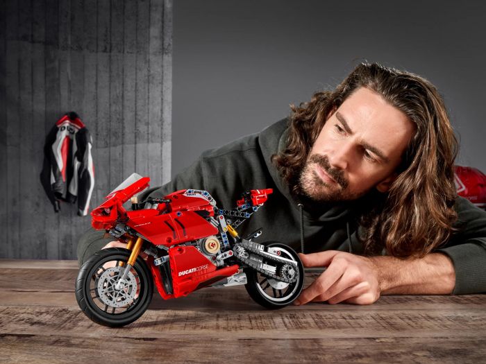 Конструктор LEGO Technic Ducati Panigale V4 R