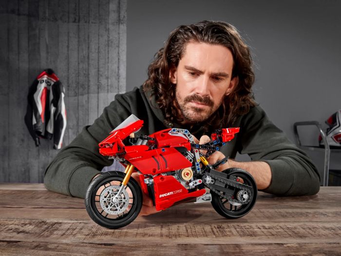 Конструктор LEGO Technic Ducati Panigale V4 R