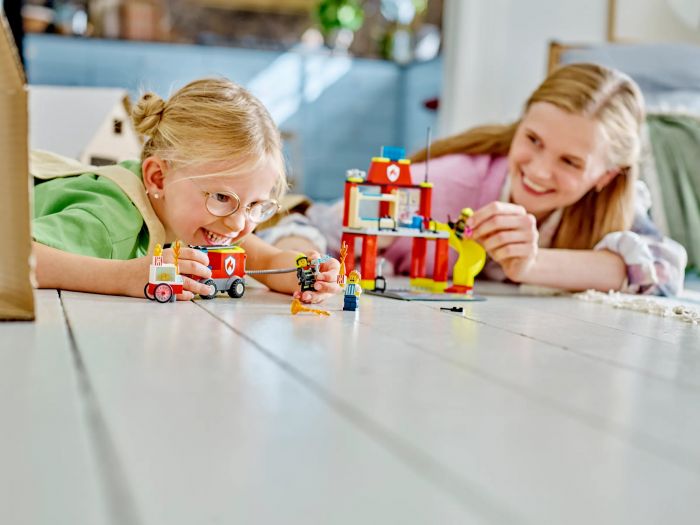 Конструктор LEGO City Пожежне депо та пожежна машина