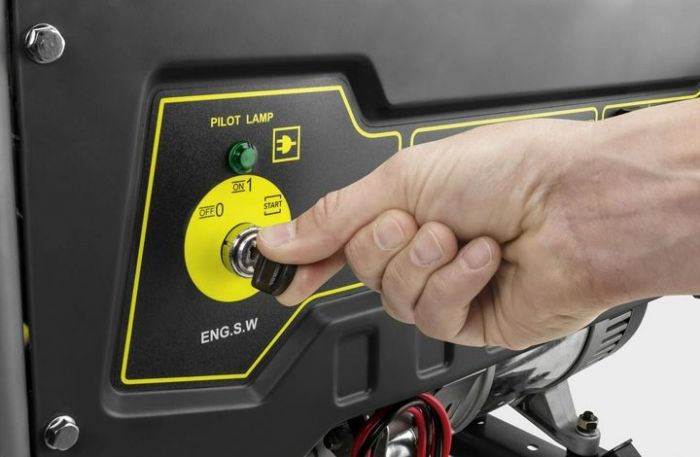 Генератор Karcher PGG 3/1 бензиновий, 230В, електростарт, max 3кВт, AVR + Мінімийка високого тиску Karcher K4 COMPACT, 130 бар, 1.8кВт