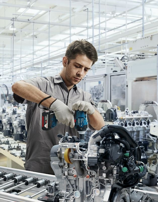 Гайкокрут Bosch Professional GDS 18V-400 акум, 2* 18 В GBA 5 Аг, 400 Нм, 0-2500 об/хв, ЗУ GAL 18V-40, кейс, зажим квадрат, 1.87 кг