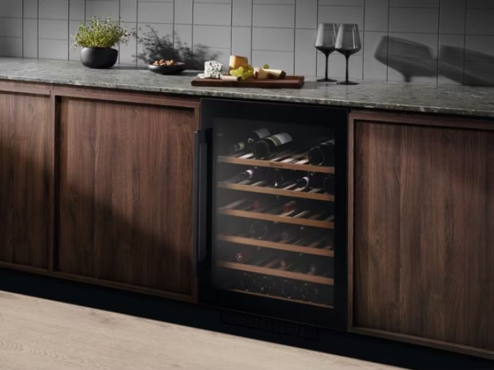 Холодильник Electrolux вбуд. для вина, 82x60х57, полок - 6, зон - 1, бут-52, ST, чорний+нерж