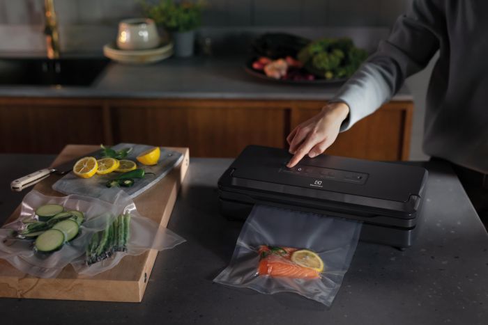 Вакуумний пакувальник Electrolux Explore