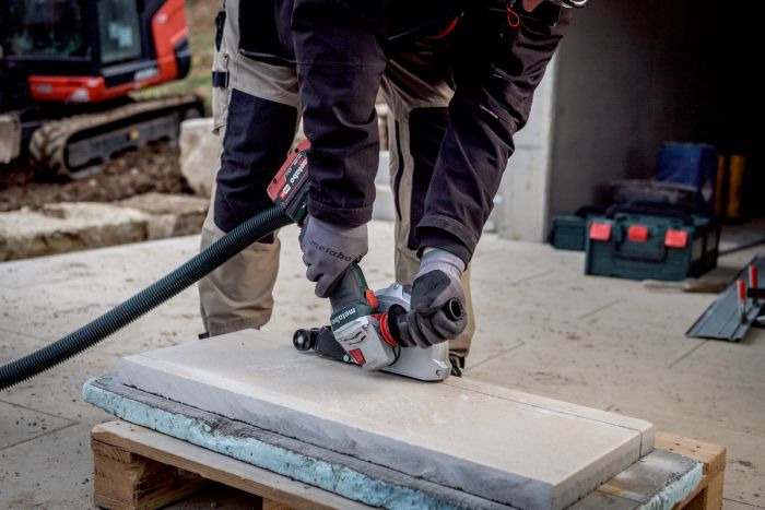 Шліфмашина кутова акумуляторна Metabo WVB 18 LT BL 11-125 Quick, 125мм, 18В 2*5.5Ач, 2800-10000об/хв, М14, 1.8кг