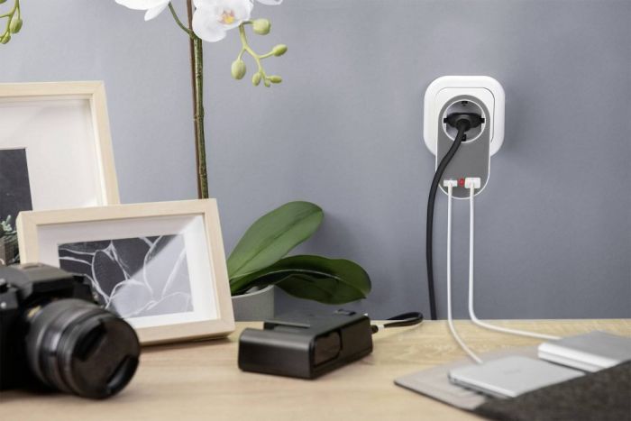 Зарядний пристрій DIGITUS Universal USB + Power Socket
