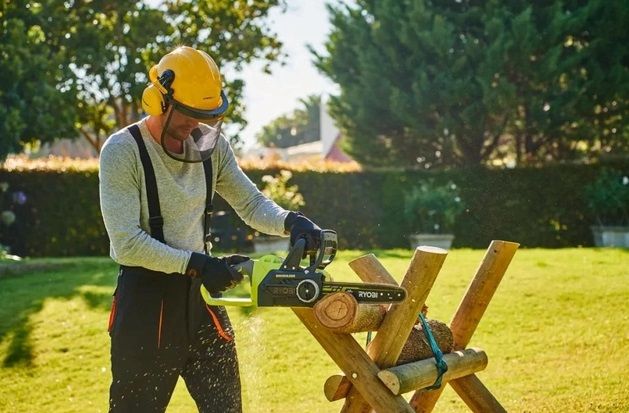 Пила ланцюгова акумуляторна Ryobi RCS1830-140B, ONE+ 18В, шина 30 см, АКБ 4.0Ач+ЗП безщіткова