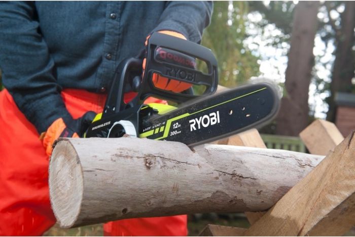 Пила ланцюгова акумуляторна Ryobi RCS1830-140B, ONE+ 18В, шина 30 см, АКБ 4.0Ач+ЗП безщіткова