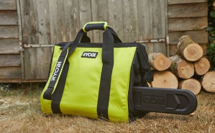 Сумка для ланцюгової пили Ryobi RAC256 із пластиковим піддоном, що знімається.