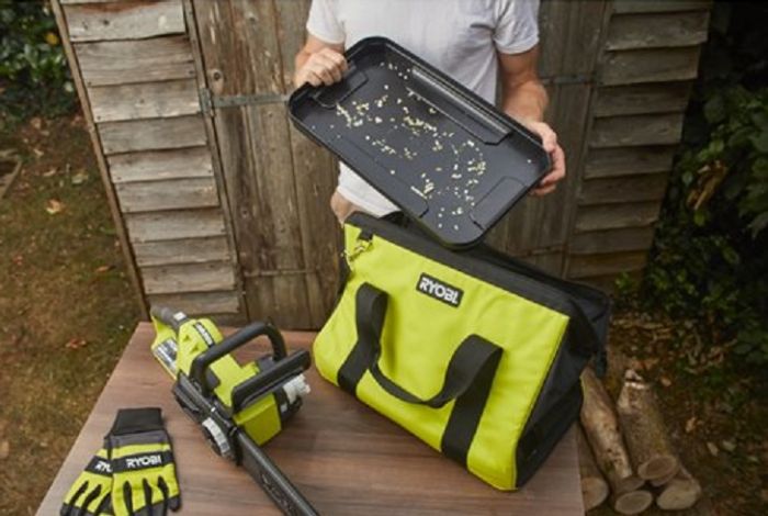 Сумка для ланцюгової пили Ryobi RAC256 із пластиковим піддоном, що знімається.
