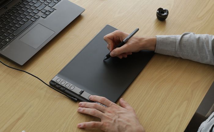 Графічний планшет Huion 10.5"x6.56" H1061P чорний