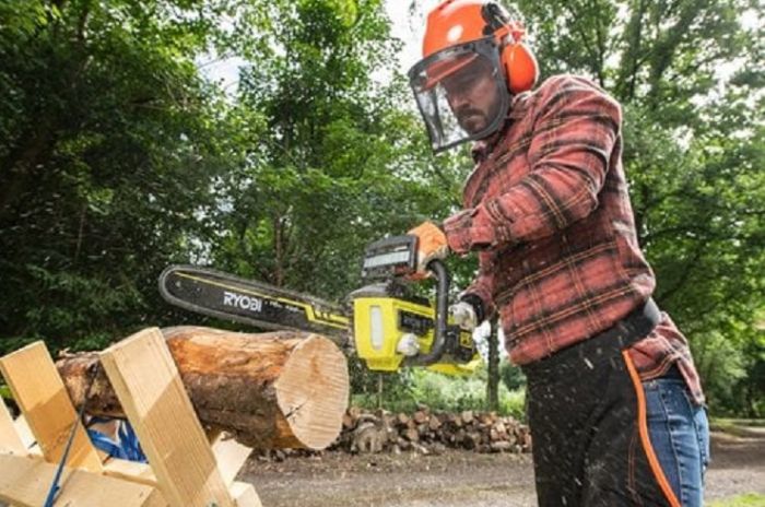 Пила ланцюгова акумуляторна Ryobi RY36CSX40B-0, MAX POWER 36В, шина 40см Oregon, безщіткова, бічний двигун, (без АКБ та ЗУ)