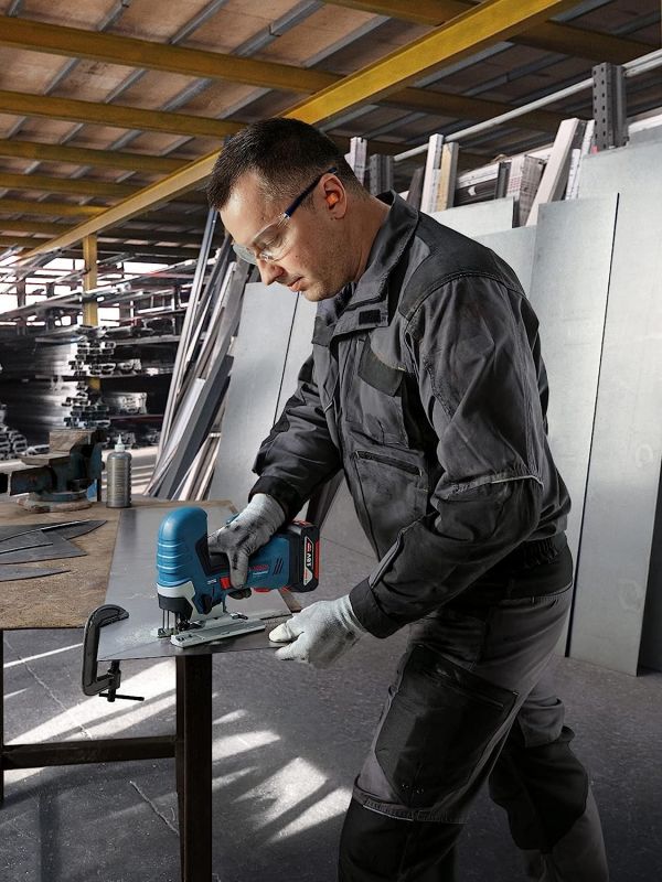 Лобзик Bosch GST 185-LI, акумуляторний 18В, хід 26мм, 0-3500 об/хв, 2.4 кг, без АКБ та ЗП