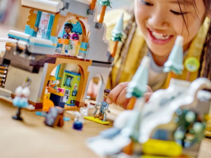 Конструктор LEGO Friends Святкова гірськолижна траса й кафе