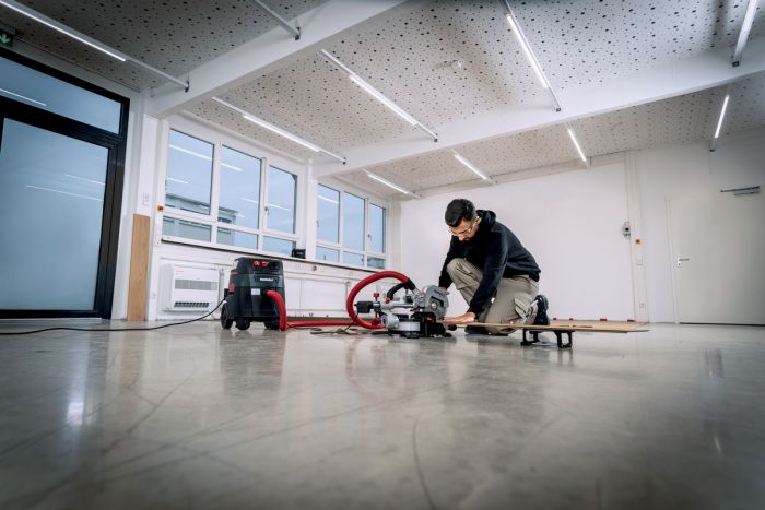 Пила торцювальна Metabo KGS 216 M з протяжкою, 1200Вт, диск 215мм, пропил 70/40мм, 13/4кг