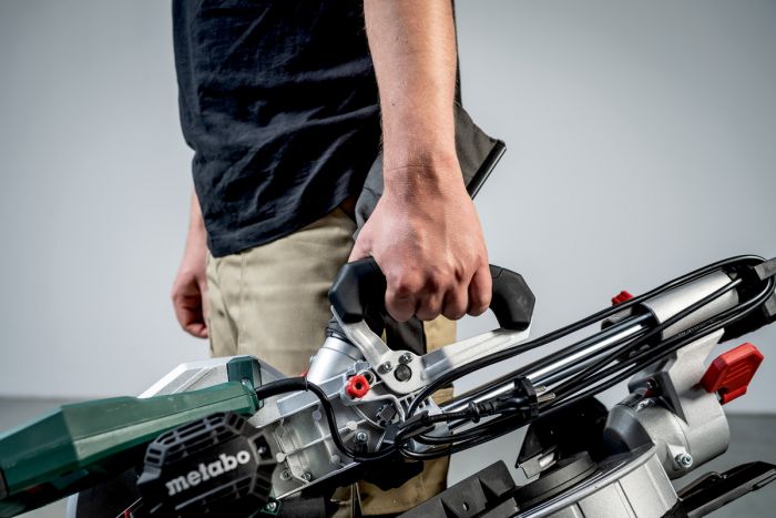 Пила торцювальна Metabo KGS 216 M з протяжкою, 1200Вт, диск 215мм, пропил 70/40мм, 13/4кг
