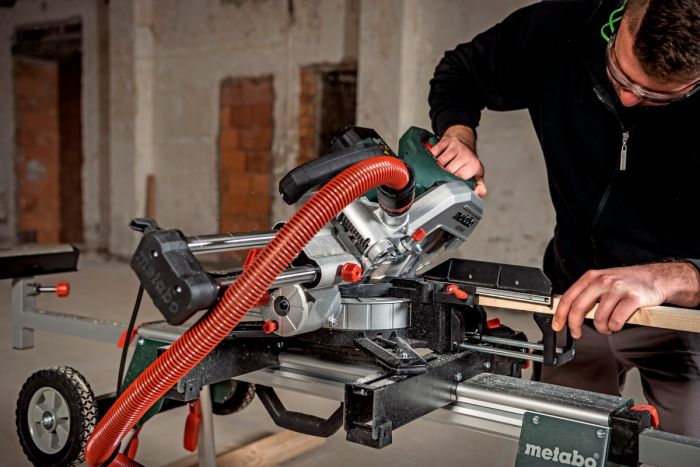 Пила торцювальна Metabo KGS 216 M з протяжкою, 1200Вт, диск 215мм, пропил 70/40мм, 13/4кг
