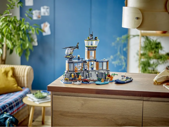 Конструктор LEGO City Поліцейський острів-в'язниця