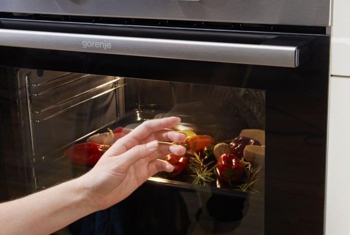 Плита Gorenje комбінована, 62л, 50x60см, дисплей, програматор, приготування на пару, емальовані реш, чорний