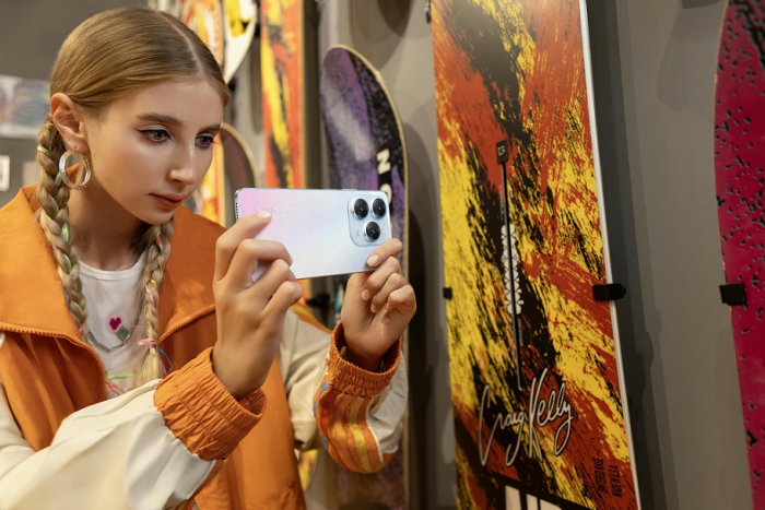 Смартфон TECNO Spark 20 PRO (KJ6) 6.78" 8/256ГБ, 2SIM, 5000мА•год, Frosty Ivory