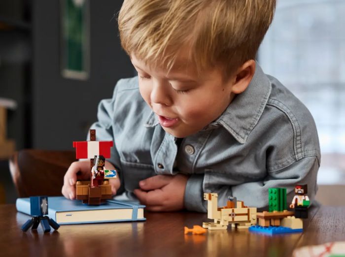 Конструктор LEGO Minecraft Подорож на піратському кораблі
