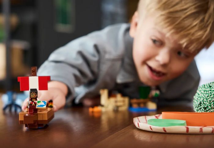 Конструктор LEGO Minecraft Подорож на піратському кораблі