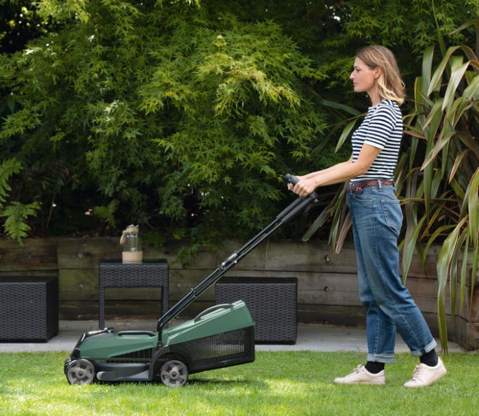 Газонокосарка акумуляторна Bosch CityMower 18V-32-300 18В акб 1х4А·год 34см 31л 30-60мм 9.4кг
