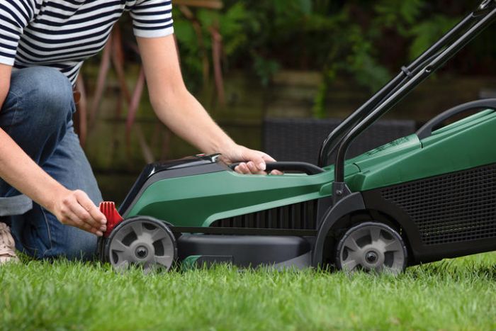 Газонокосарка акумуляторна Bosch CityMower 18V-32-300 18В акб 1х4А·год 34см 31л 30-60мм 9.4кг